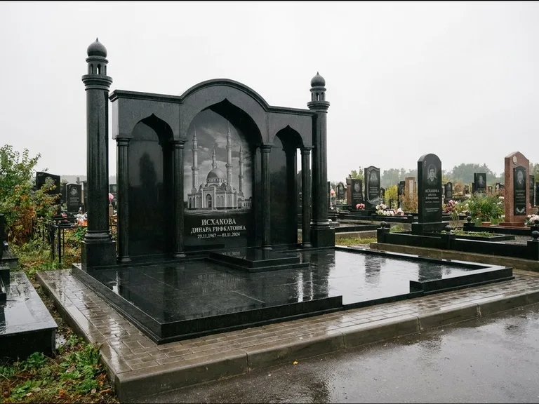 Мусульманский памятник с гравировкой мечети: семейный мемориал с колоннами-минаретами и аркой — золочёная гравировка мечети, большая мощёная площадка, работа «Абдуллаева» в Казани