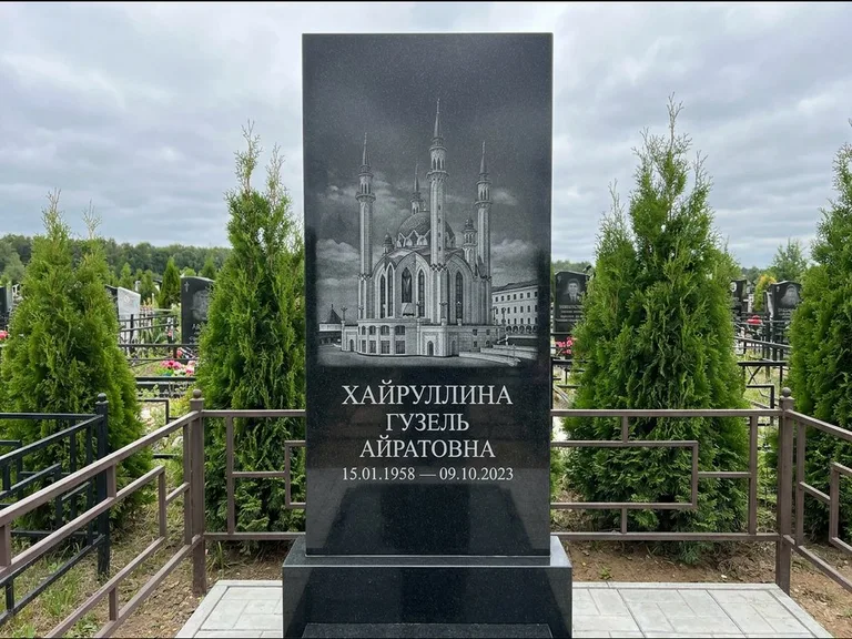 Мусульманский памятник с гравировкой мечети — панорама мечети во всю ширину стелы, работа «Хайруллина» в Казани