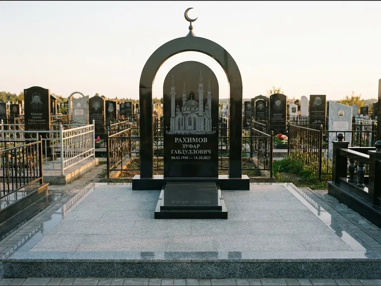 Мусульманский памятник с гравировкой мечети: монументальная стела-арка с полумесяцем на вершине — детализированная гравировка мечети Кул-Шариф, мощёная гранитная площадка с бордюром, работа «Юсупов» в Казани