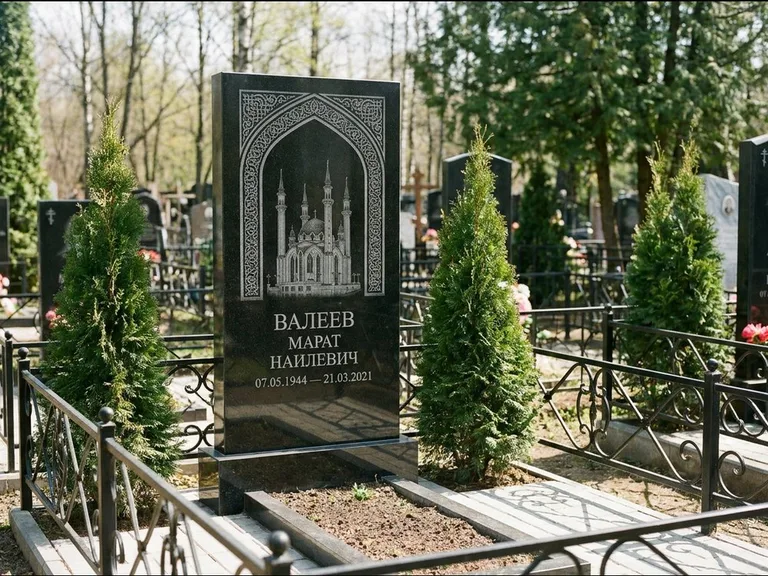 Мусульманский памятник с гравировкой мечети — мечеть в восточной арке с орнаментом, работа «Валеев» в Казани