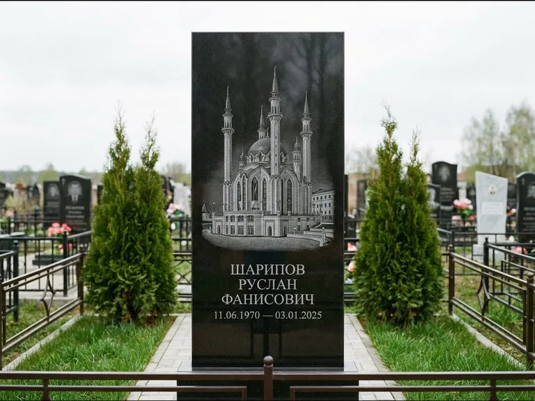 Мусульманский памятник с гравировкой мечети — мечеть Кул-Шариф на обороте стелы, работа «Шарипов» в Казани