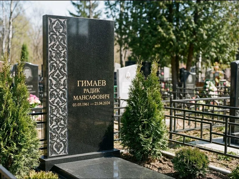 Мусульманский памятник — колонна ислими по краю стелы, работа «Гимаев» в Казани