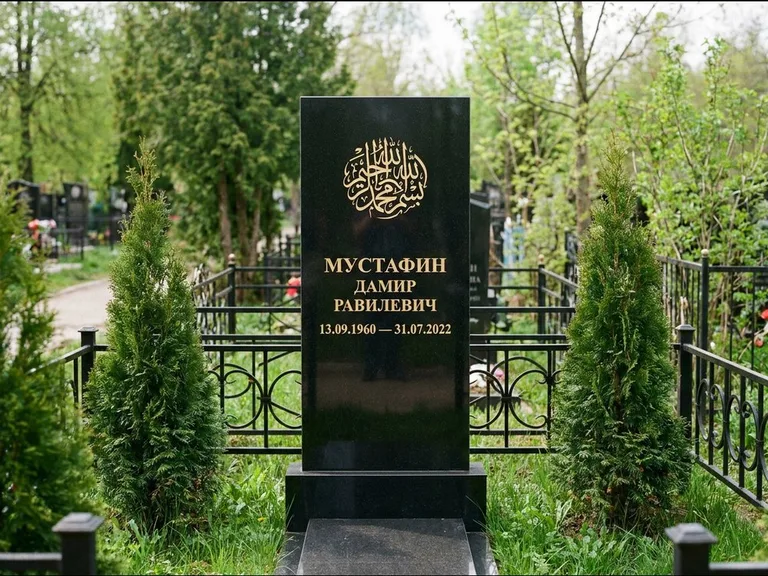 Мусульманский памятник — шахада в верхней части стелы, работа «Мустафин» в Казани