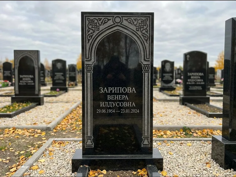 Мусульманский памятник: фигурная стела с михраб-нишей — гравировка мечети в михраб-арке с орнаментом, светлая гравийная отсыпка, работа «Зарипова» в Казани