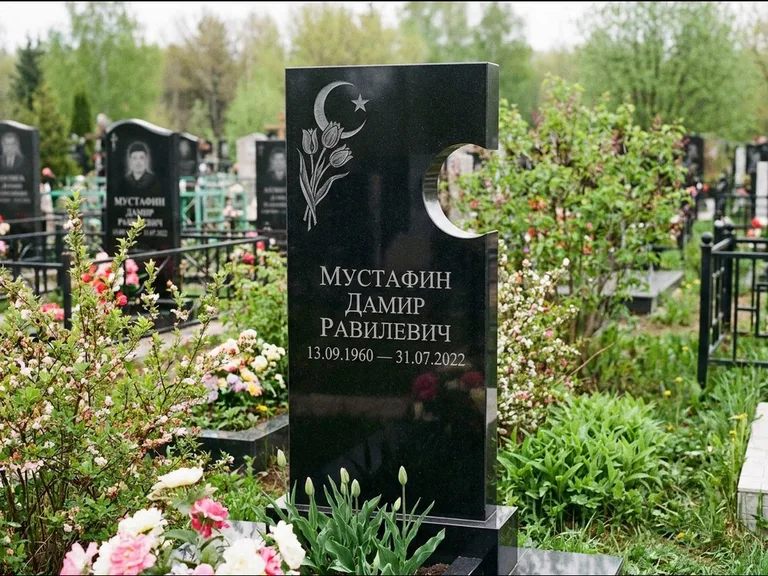 Мусульманский памятник: стела с боковым вырезом в форме полумесяца — гравировка минарета с полумесяцем, низкие кусты в цвету, работа «Мустафин» в Казани