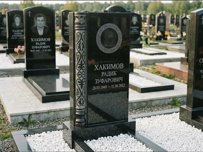 Мусульманский памятник: стела с боковой резной орнаментальной колонной — детализированная гравировка мечети Кул-Шариф, белая мраморная крошка, работа «Хабибуллин» в Казани