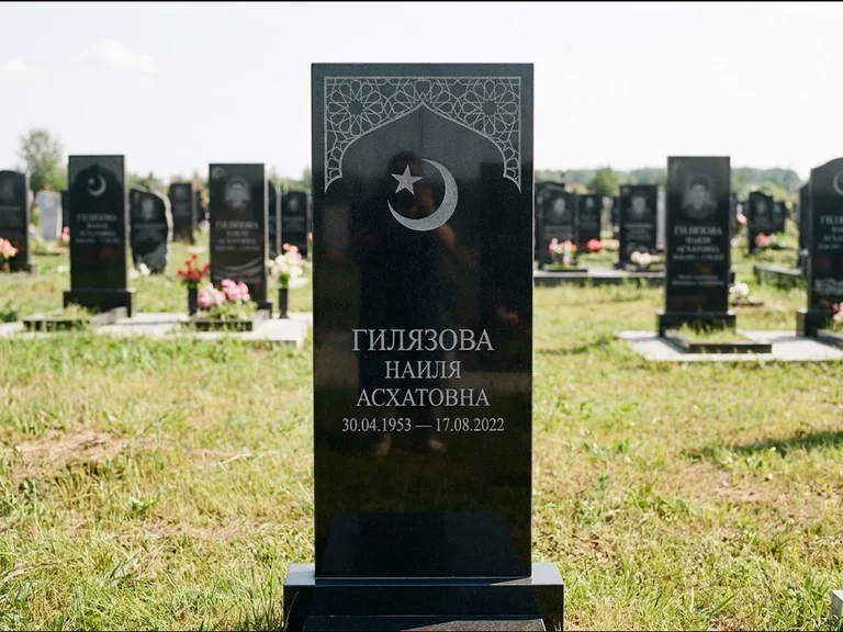 Мусульманский памятник: узкая вертикальная стела-пилон с полумесяцем — гравировка мечети в михраб-арке с орнаментом, открытая лужайка без ограды, работа «Ибрагимова» в Казани
