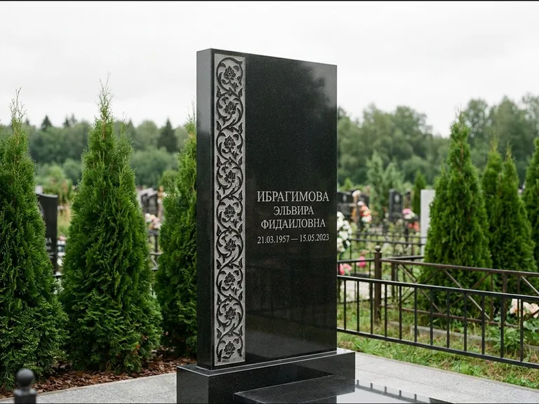Мусульманский памятник — колонна ислими по краю стелы, работа «Ибрагимова» в Казани