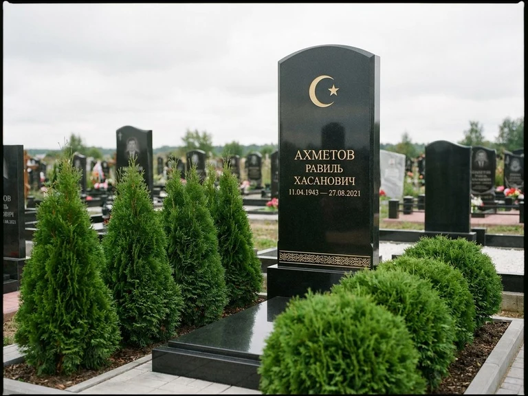 Гравировка полумесяца на памятник в Казани — памятник из чёрного гранита с гравировкой