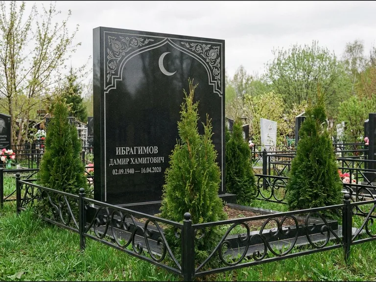 Памятник с гравировкой полумесяца — гравировка полумесяца в восточной арке с орнаментом, работа «Ибрагимов» в Казани