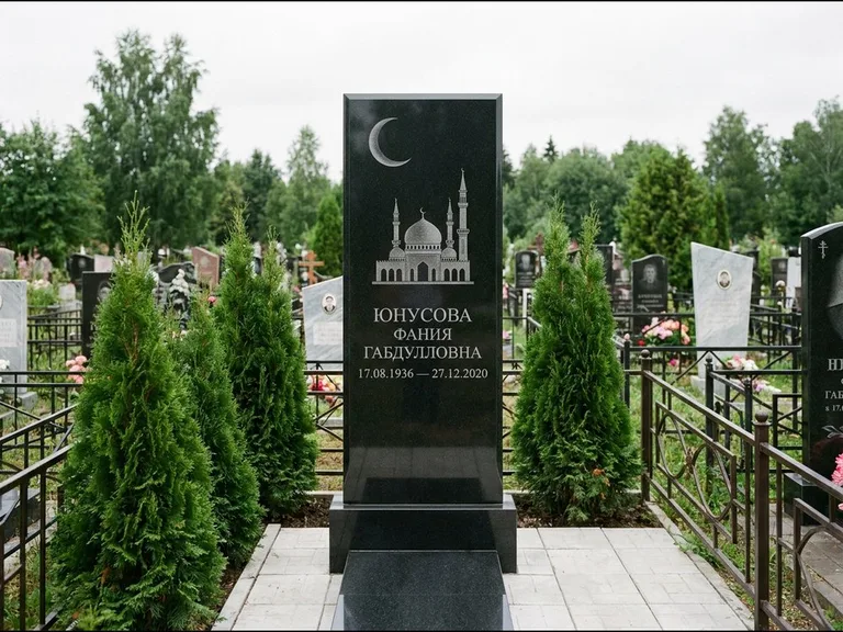 Памятник с гравировкой полумесяца — гравировка полумесяца над силуэтом мечети, работа «Юнусова» в Казани