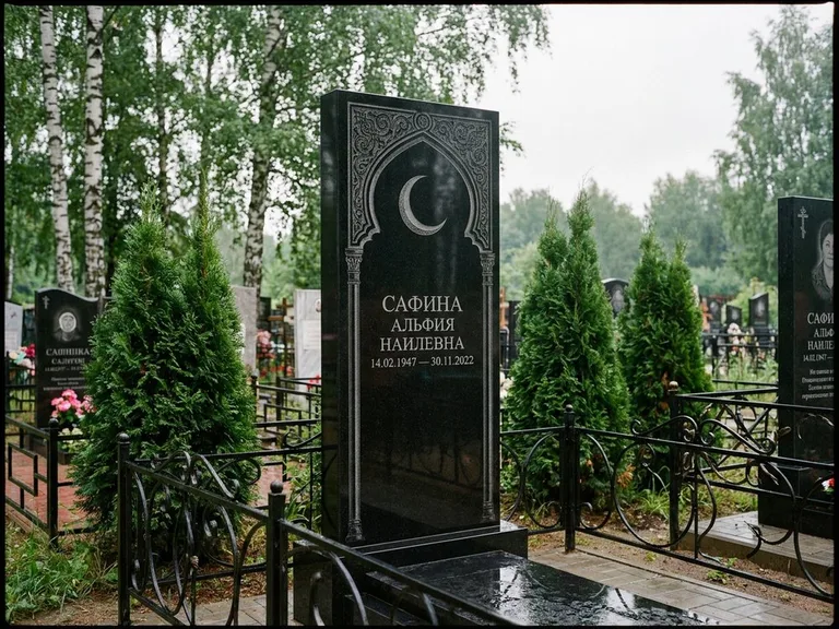 Памятник с гравировкой полумесяца — гравировка полумесяца в восточной арке с орнаментом, работа «Сафина» в Казани