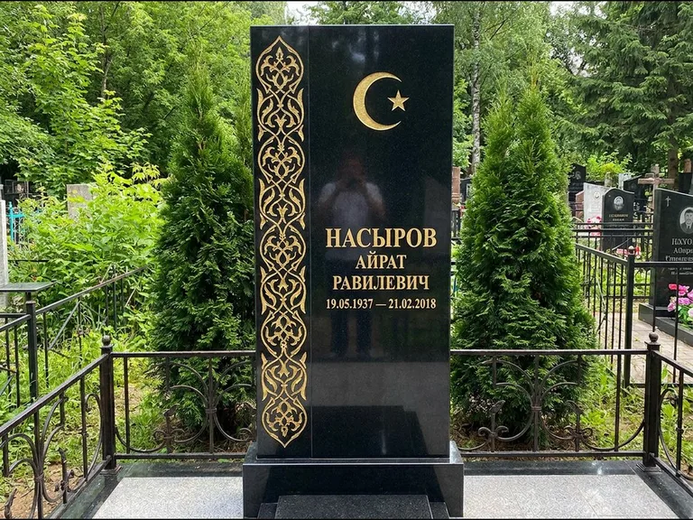 Памятник с гравировкой полумесяца — золочёный полумесяц и колонна растительного орнамента-ислими, работа «Насыров» в Казани