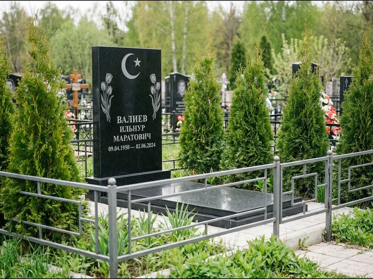 Памятник с гравировкой полумесяца — гравировка полумесяца со звездой и тюльпанами по бокам, работа «Валиев» в Казани