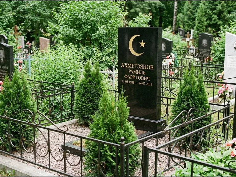 Памятник с гравировкой полумесяца — золочёная гравировка полумесяца со звездой в верхней части с, работа «Ахметзянов» в Казани