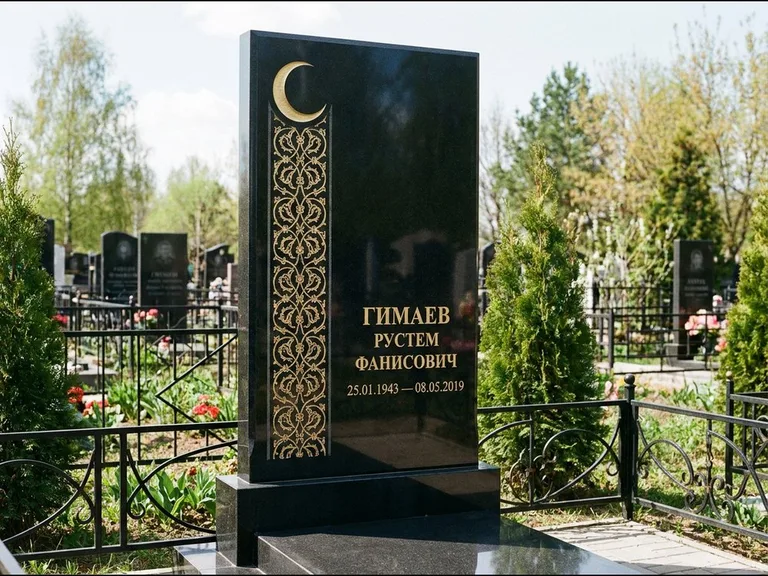 Памятник с гравировкой полумесяца — золочёный полумесяц и колонна растительного орнамента-ислими, работа «Гимаев» в Казани