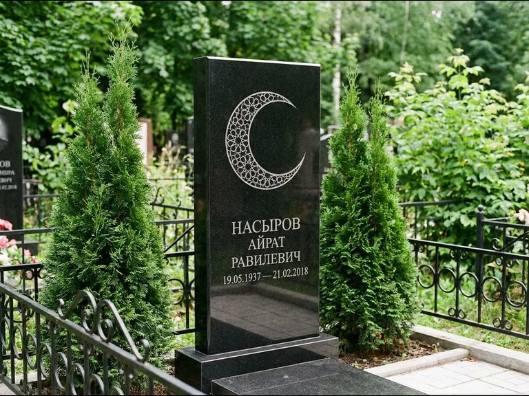 Памятник с гравировкой полумесяца — гравировка полумесяца в геометрическом орнаменте-гирихе, работа «Насыров» в Казани