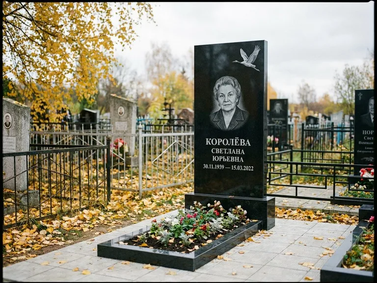 Памятник с гравировкой журавлей — белая гравировка клина журавлей, уходящего в верхний угол ст, работа «Королёва» в Казани