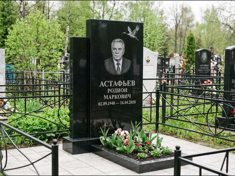 Памятник с гравировкой журавлей — гравировка одиночного летящего журавля над портретом, работа «Астафьев» в Казани