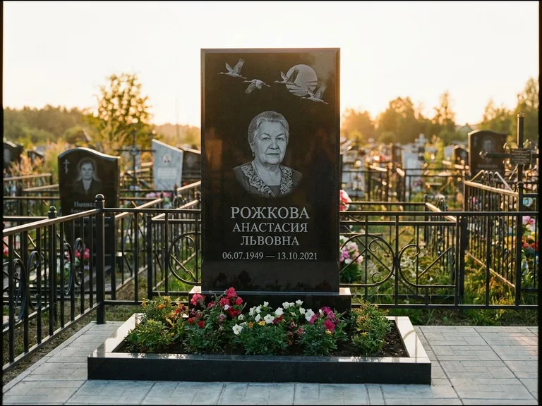 Памятник с гравировкой журавлей — гравировка клина журавлей на фоне солнечного диска, работа «Рожкова» в Казани