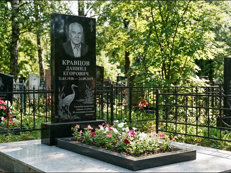 Памятник с гравировкой журавлей — гравировка журавля у камышей рядом с эпитафией, работа «Кравцов» в Казани