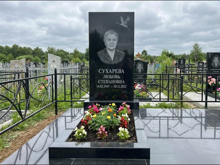 Памятник с гравировкой журавлей — гравировка одиночного летящего журавля над портретом, работа «Сухарева» в Казани