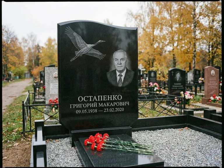 Памятник с гравировкой журавлей — гравировка журавлей, работа «Остапенко» в Казани
