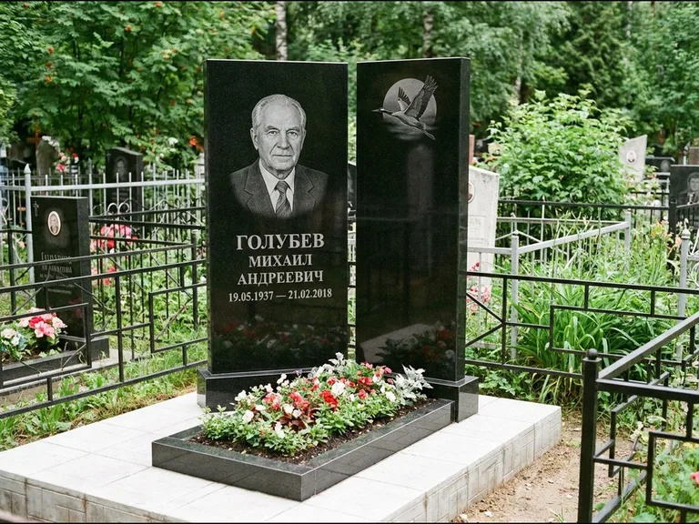 Памятник с гравировкой журавлей — гравировка клина журавлей на фоне солнечного диска, работа «Голубев» в Казани