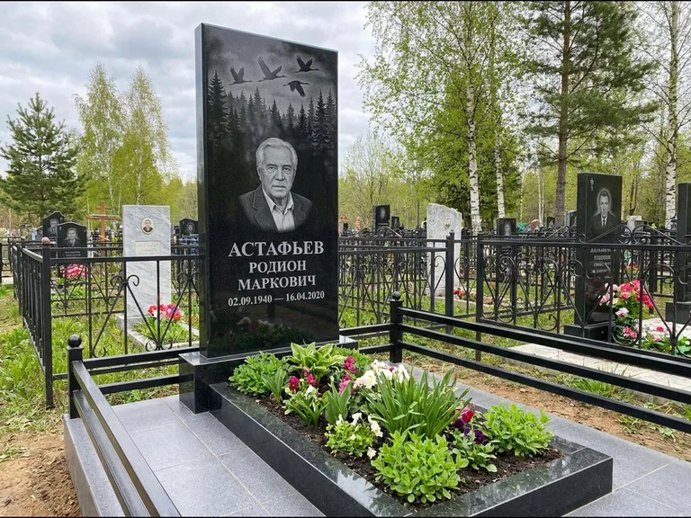 Памятник с гравировкой журавлей — гравировка силуэтов журавлей над еловым лесом, работа «Астафьев» в Казани