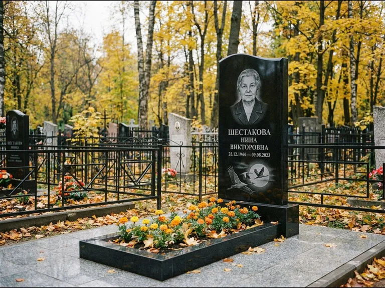 Памятник с гравировкой журавлей — гравировка клина журавлей на фоне солнечного диска, работа «Шестакова» в Казани