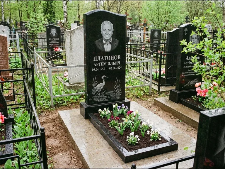 Памятник с гравировкой журавлей — гравировка журавля у камышей рядом с эпитафией, работа «Платонов» в Казани