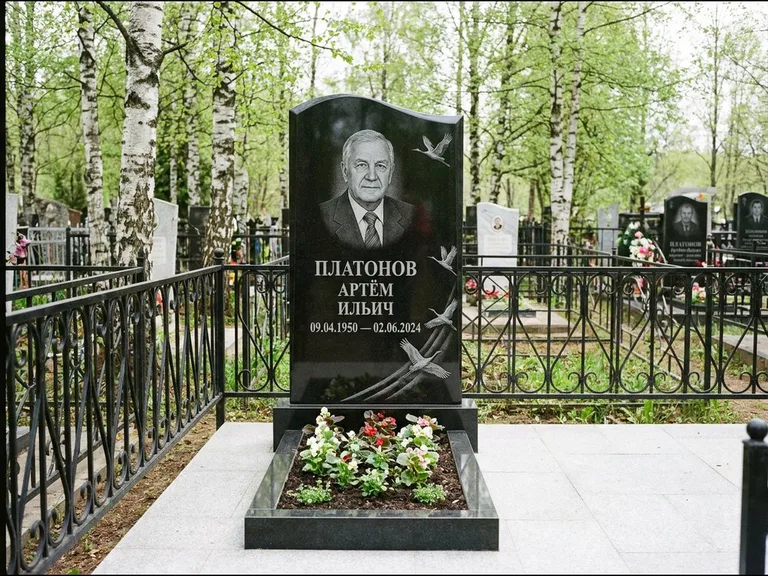 Памятник с гравировкой журавлей — гравировка трёх журавлей по диагонали через свободное поле с, работа «Платонов» в Казани