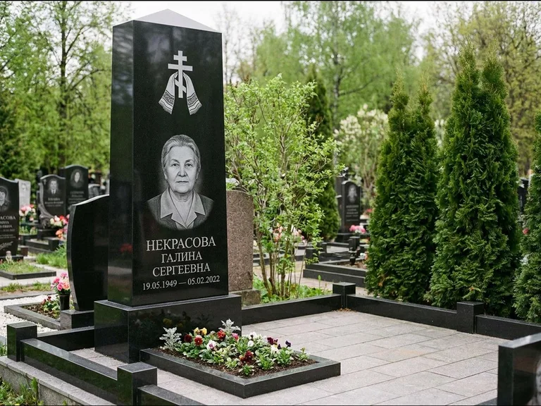 Памятник из чёрного гранита — стела-пилон с ажурным резным крестом, работа «Ерофеева» в Казани