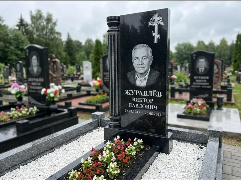 Памятник из чёрного гранита — семейный мемориал из двух стел с крестом с рушником, работа «Гущин» в Казани