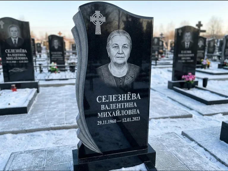 Памятник из чёрного гранита — восьмигранный обелиск с кельтским крестом, работа «Некрасова» в Казани