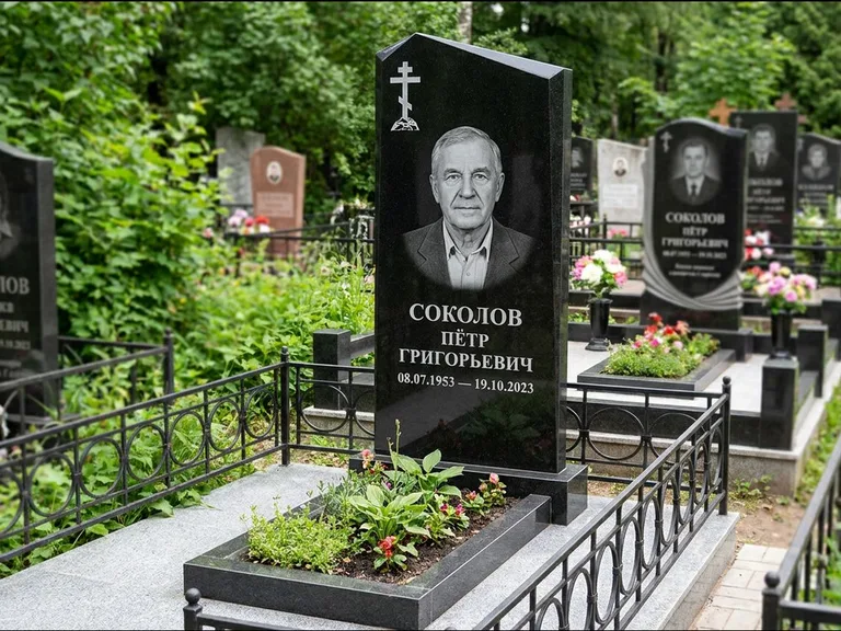 Памятник из чёрного гранита — полукруглая стела с крестом на Голгофе, работа «Журавлёв» в Казани