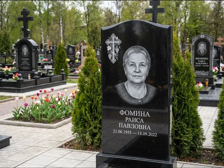 Памятник из чёрного гранита — двухцветная стела с крестом с распятием, работа «Одинцова» в Казани