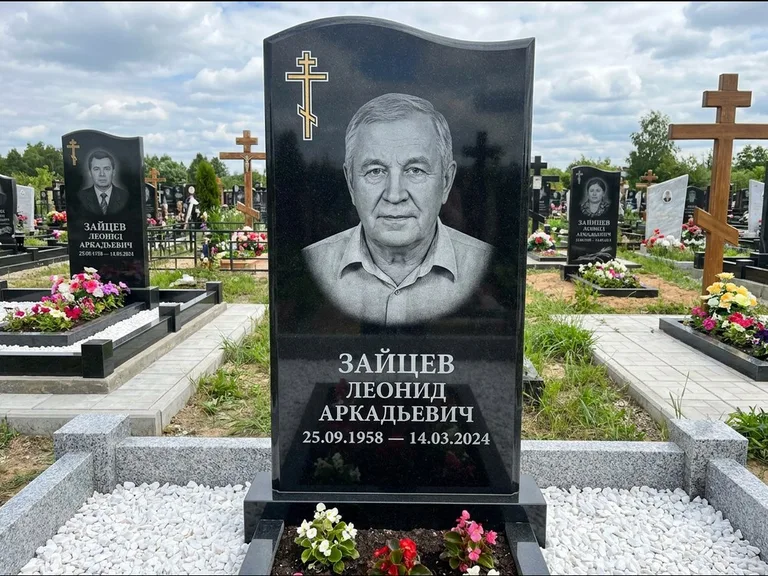 Памятник из чёрного гранита — горизонтальная семейная стела с аркой с процветшим крестом с виноградной лозой, работа «Верещагин» в Казани