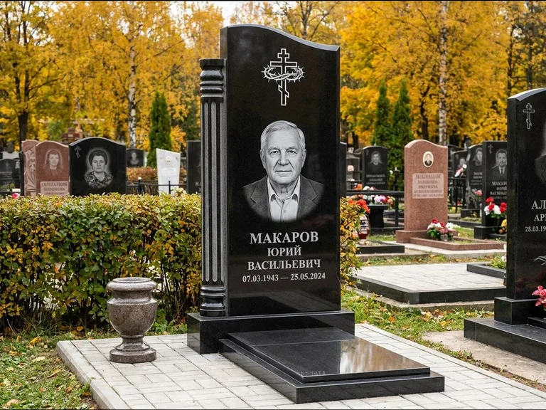 Памятник из чёрного гранита — асимметричная стела с крестом с рушником, работа «Панкратов» в Казани