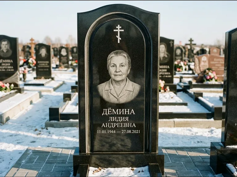 Памятник из чёрного гранита — стела-триптих с крестом с терновым венцом, работа «Ерофеева» в Казани