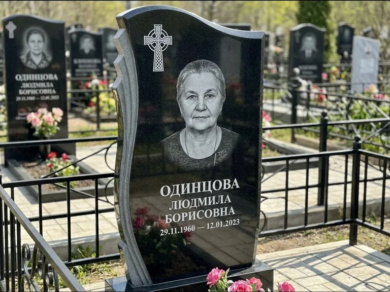 Памятник из чёрного гранита — стела с портретным овалом с кельтским крестом, работа «Савельева» в Казани