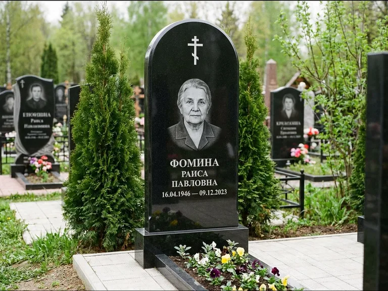 Памятник из чёрного гранита — вертикальная стела с латинским крестом, работа «Некрасова» в Казани