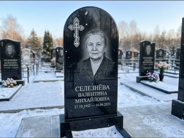 Памятник из чёрного гранита — массивная стела с крестом в лучах с крестом в лучах, работа «Одинцова» в Казани