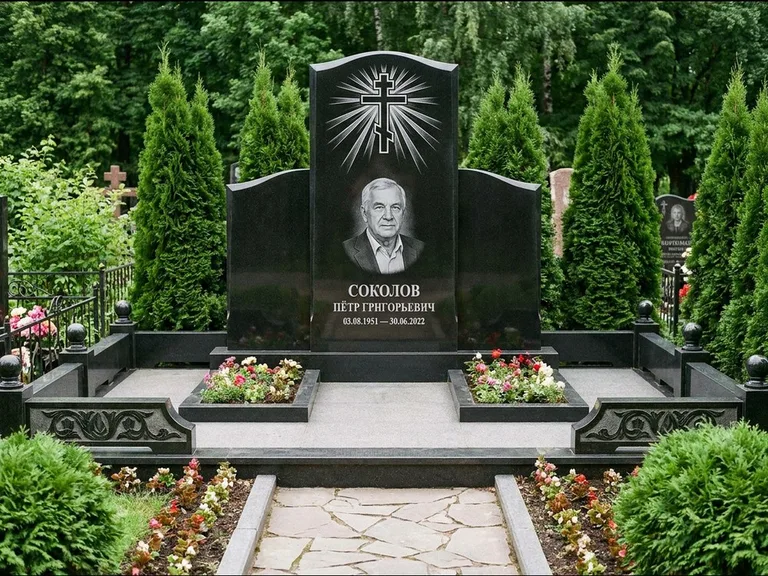 Памятник из чёрного гранита — низкая стела с крестом сбоку с золочёным крестом, работа «Верещагин» в Казани