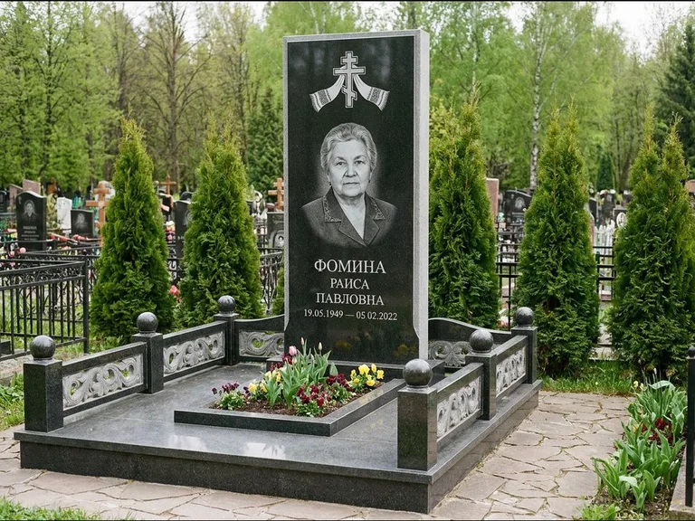 Памятник из чёрного гранита — семейный мемориал с ажурным резным крестом, работа «Мельникова» в Казани