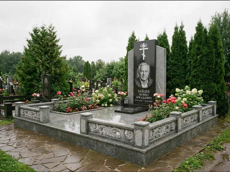 Памятник из чёрного гранита — стела с двумя портретами с крестом с рушником, работа «Богданов» в Казани