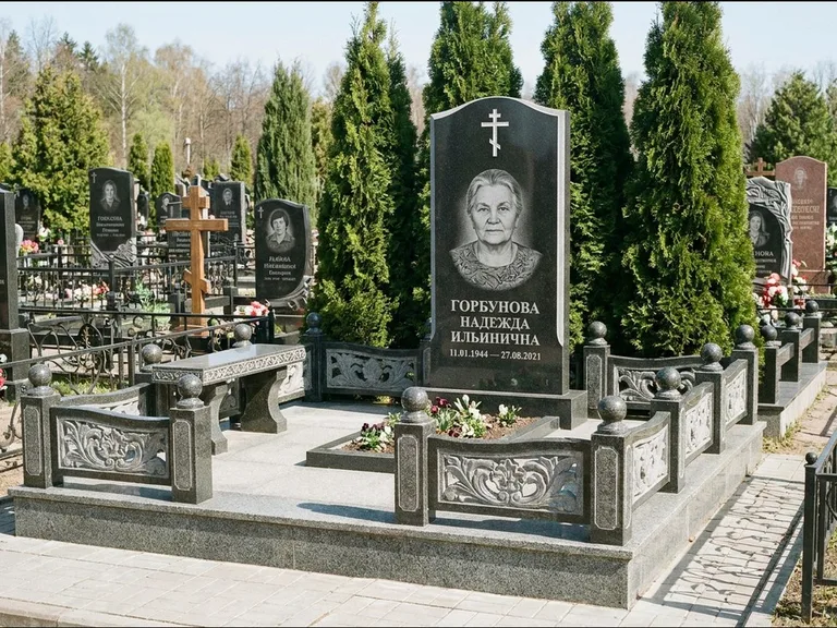 Памятник из чёрного гранита — стела с золочёным крестом с крестом с терновым венцом, работа «Селезнёва» в Казани