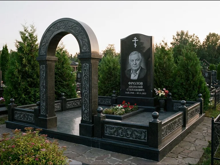Памятник из чёрного гранита — высокая стела с процветшим крестом с православным восьмиконечным крестом, работа «Панкратов» в Казани