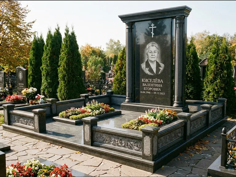 Памятник из чёрного гранита — стела с кельтским крестом с латинским крестом, работа «Ерофеева» в Казани