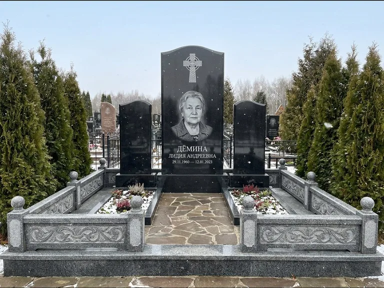 Памятник из чёрного гранита — стела с крестом и ветвью с кельтским крестом, работа «Лаврентьева» в Казани
